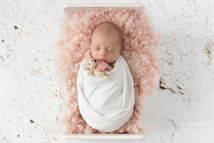 Minimalist newborn photos. Simple baby girl newborn photos. Pink newborn photos. Photographe pour nouveau-né à Montréal. Photos de nouveau-né à Montréal. Montreal newborn photographer. Montreal newborn photos.