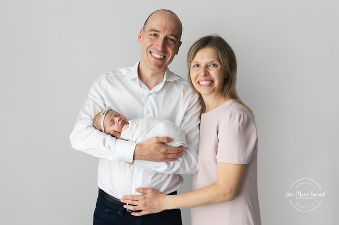 Minimalist newborn photos. Simple parents and baby newborn photos. Photographe pour nouveau-né à Montréal. Photos de nouveau-né à Montréal. Montreal newborn photographer. Montreal newborn photos.