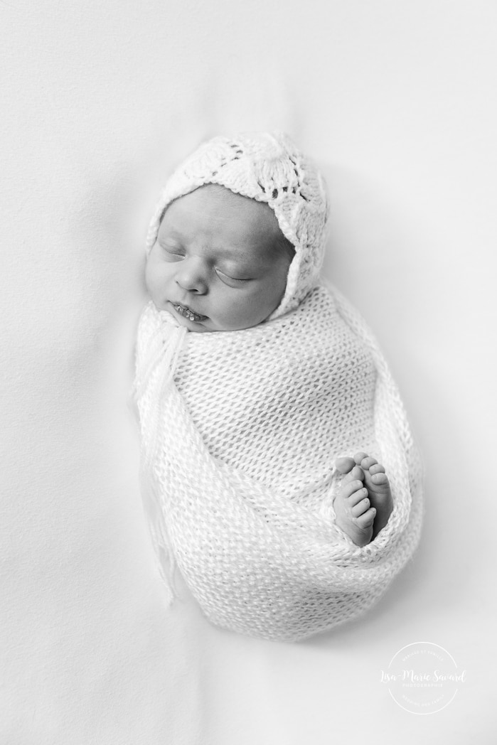 Minimalist newborn photos. Simple baby girl newborn photos. Pink newborn photos. Photographe pour nouveau-né à Montréal. Photos de nouveau-né à Montréal. Montreal newborn photographer. Montreal newborn photos.