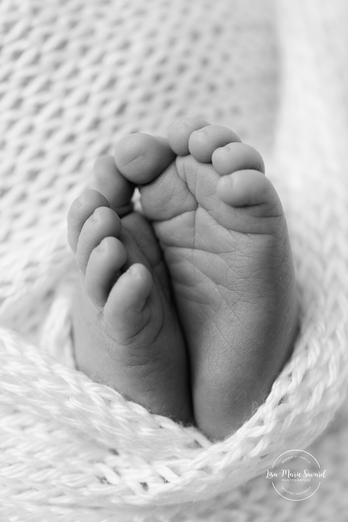 Minimalist newborn photos. Simple baby girl newborn photos. Pink newborn photos. Photographe pour nouveau-né à Montréal. Photos de nouveau-né à Montréal. Montreal newborn photographer. Montreal newborn photos.