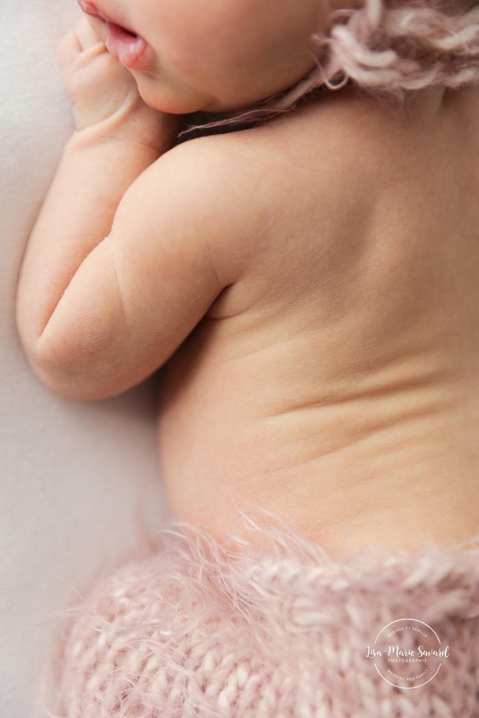 Minimalist newborn photos. Simple baby girl newborn photos. Pink newborn photos. Photographe pour nouveau-né à Montréal. Photos de nouveau-né à Montréal. Montreal newborn photographer. Montreal newborn photos.
