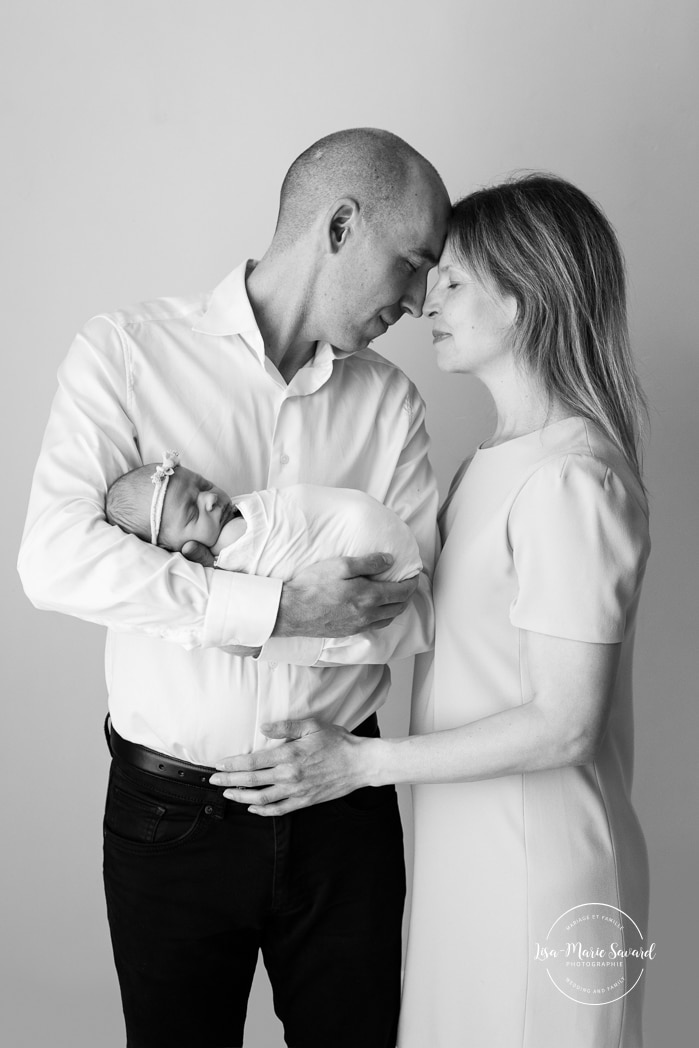 Minimalist newborn photos. Simple parents and baby newborn photos. Photographe pour nouveau-né à Montréal. Photos de nouveau-né à Montréal. Montreal newborn photographer. Montreal newborn photos.