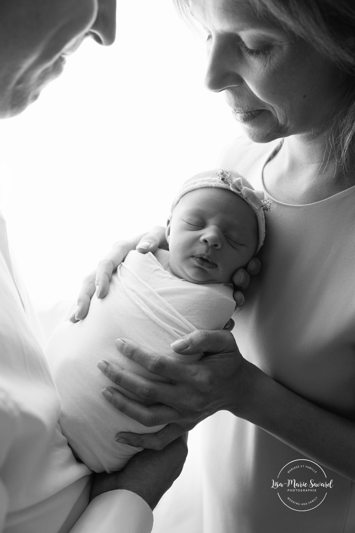 Minimalist newborn photos. Simple parents and baby newborn photos. Photographe pour nouveau-né à Montréal. Photos de nouveau-né à Montréal. Montreal newborn photographer. Montreal newborn photos.