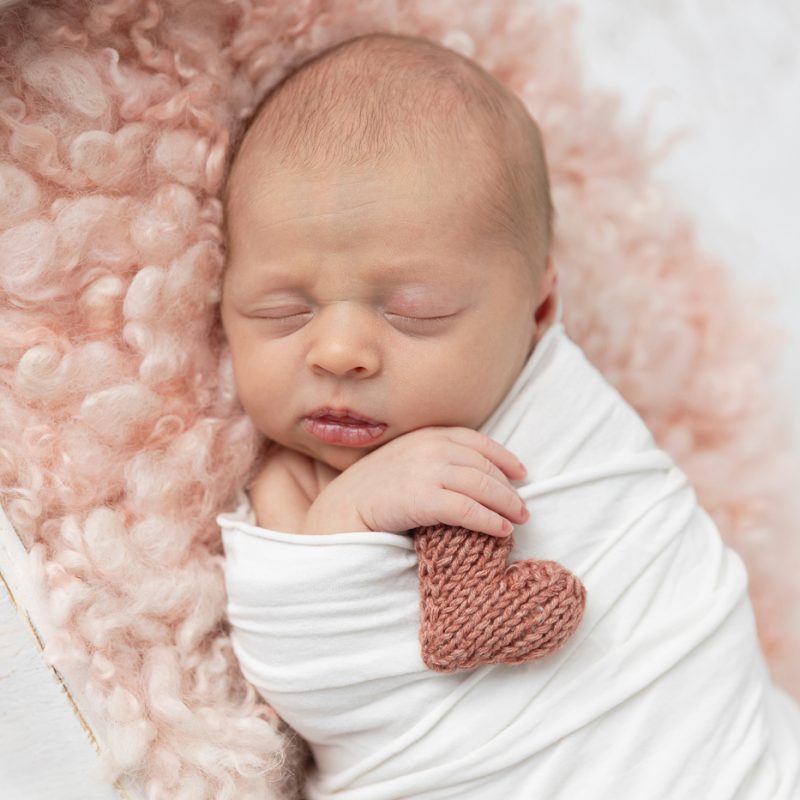 Minimalist newborn photos. Simple baby girl newborn photos. Pink newborn photos. Photographe pour nouveau-né à Montréal. Photos de nouveau-né à Montréal. Montreal newborn photographer. Montreal newborn photos.