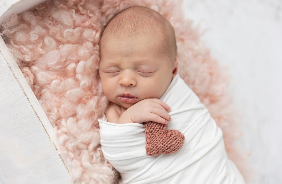 Minimalist newborn photos. Simple baby girl newborn photos. Pink newborn photos. Photographe pour nouveau-né à Montréal. Photos de nouveau-né à Montréal. Montreal newborn photographer. Montreal newborn photos.